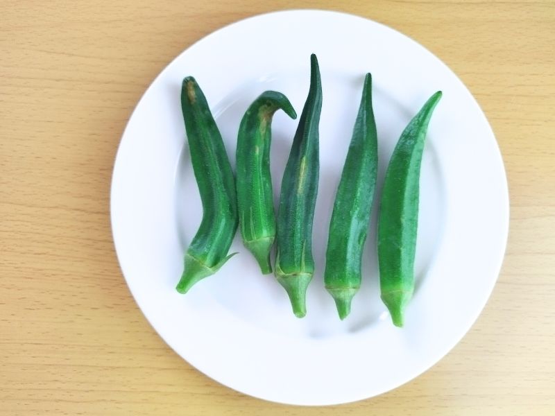 茹でたての鮮やかなオクラ