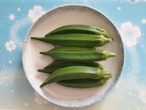 オクライボ果アイキャッチ、皿のオクラ