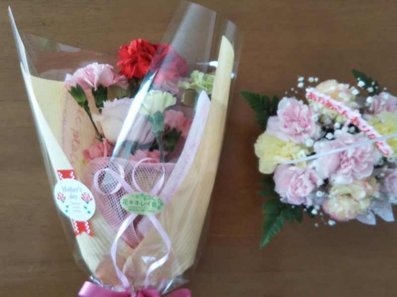 カーネーションの中に1本だけ入った母の日のバラ