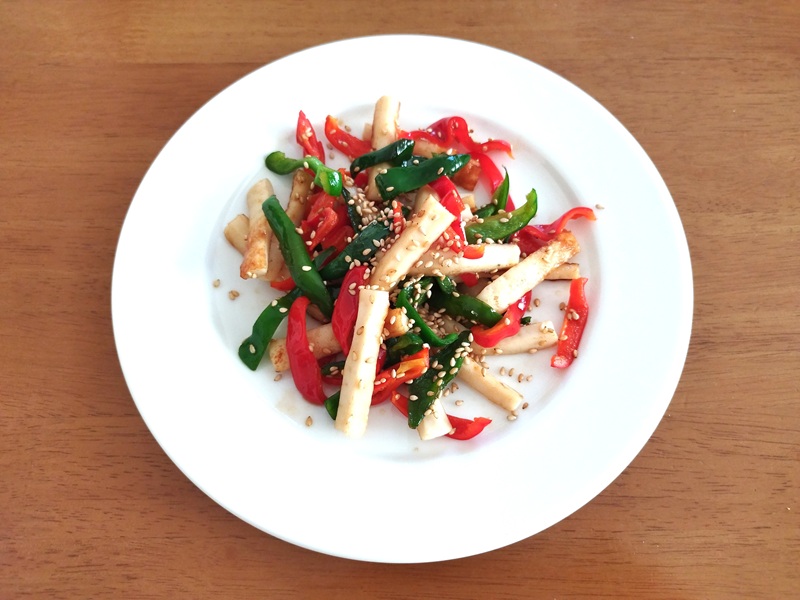 赤ピーマンと緑ピーマン、ちくわを使ったカラフルなきんぴら料理の写真