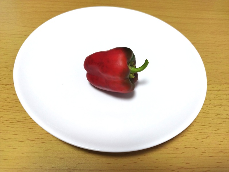 収穫後に冷蔵庫で保管中に赤くなったピーマンを撮影した写真